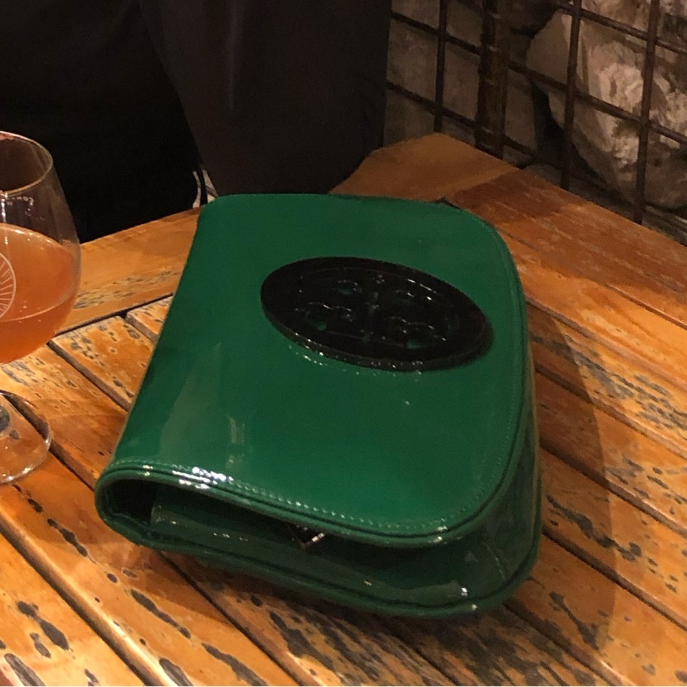 Tory Burch patent logo clutch - OPEN TO OFFERS ✅ - Picture 5 of 6